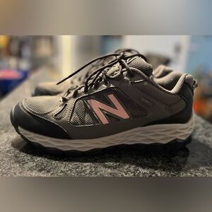 New Balance Outdoor/Hiking Shoes Waterproof‎ Womens size 9.5